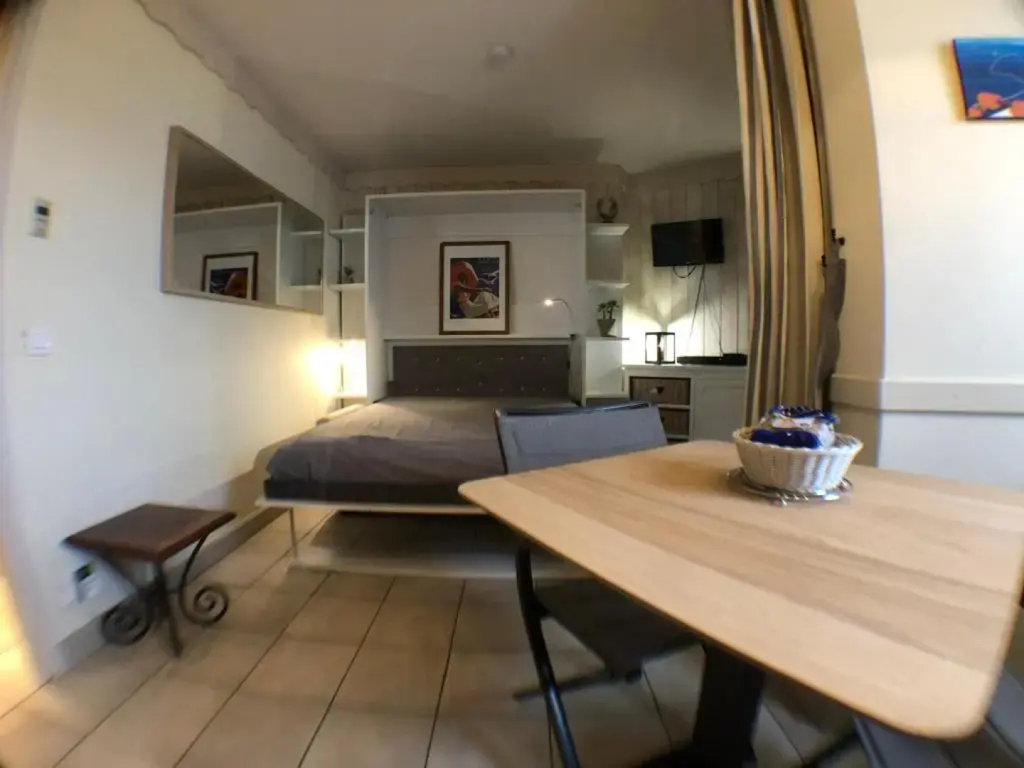 Situation exceptionnelle pour ce cosy studio avec terrasse SUR LAC, dans résidence avec PLAGE et ponton PRIVEE