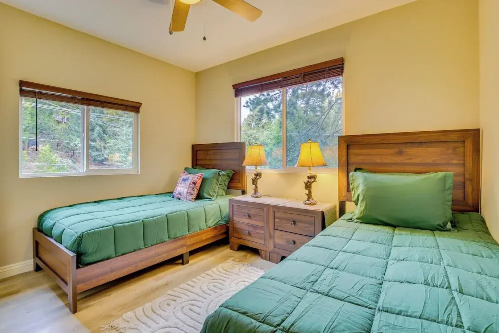 4 Mi to Lake Arrowhead: Cabin w/ Grill & Deck!