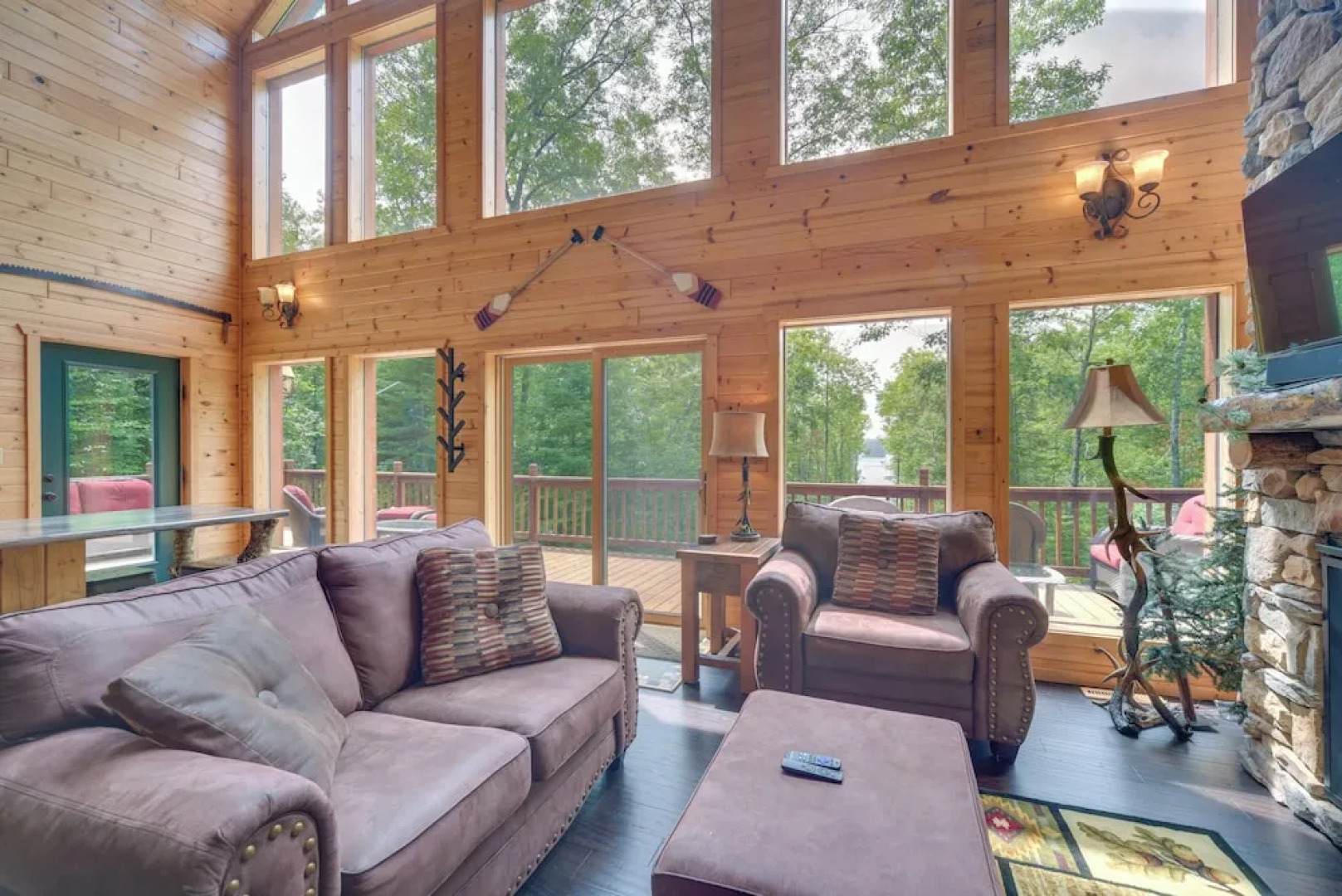 Paddle Ready: Hayward Lake View Retreat w/ BBQ