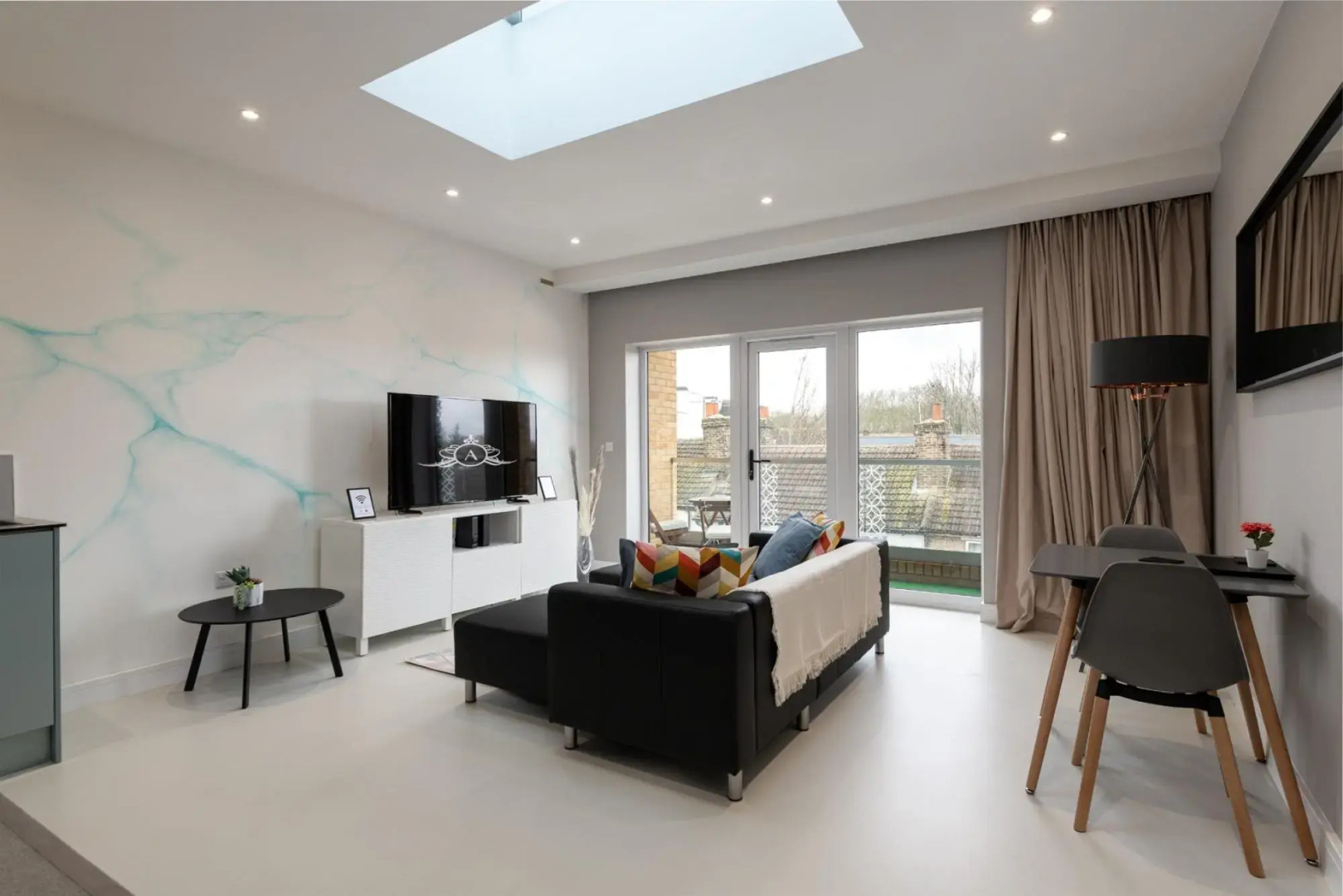 Wonderful Top-floor Apartment