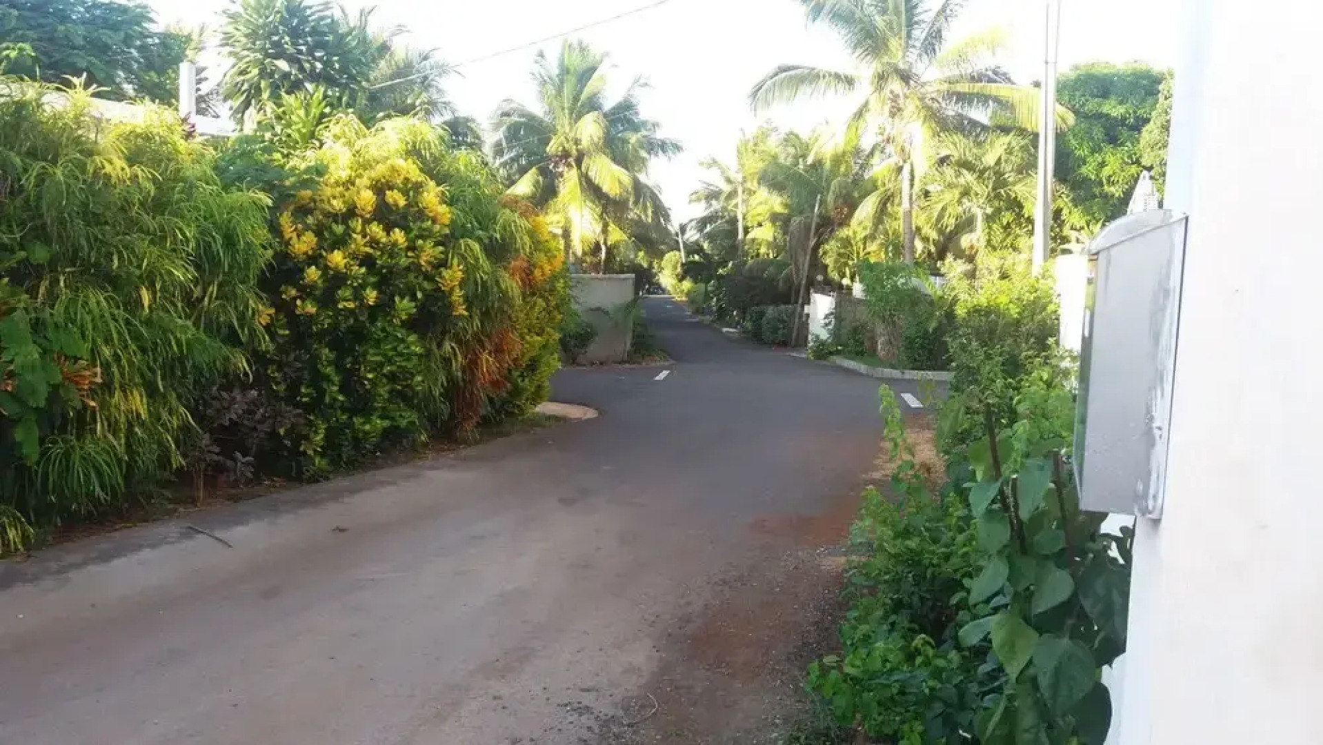 Sunny Private First Floor 1-br Beach Apartment With Spacious Balcony, Pool, Wifi