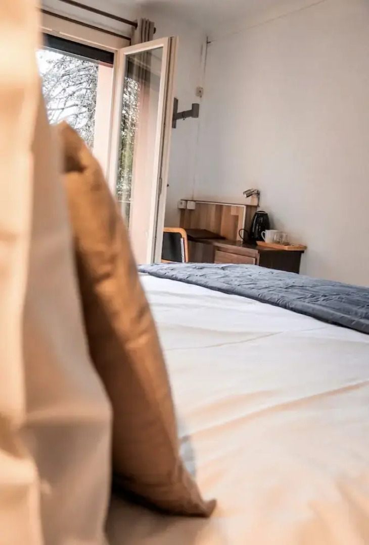 Logis Hôtel Restaurant Les Glycines