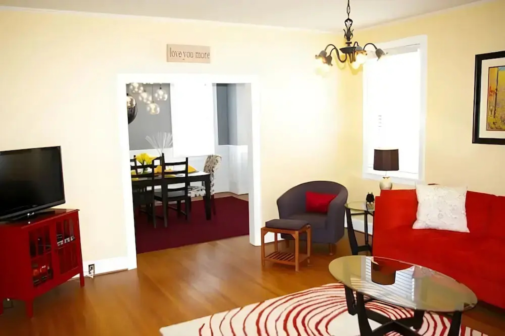 Aunt Beas Bungalow - Right in Town!