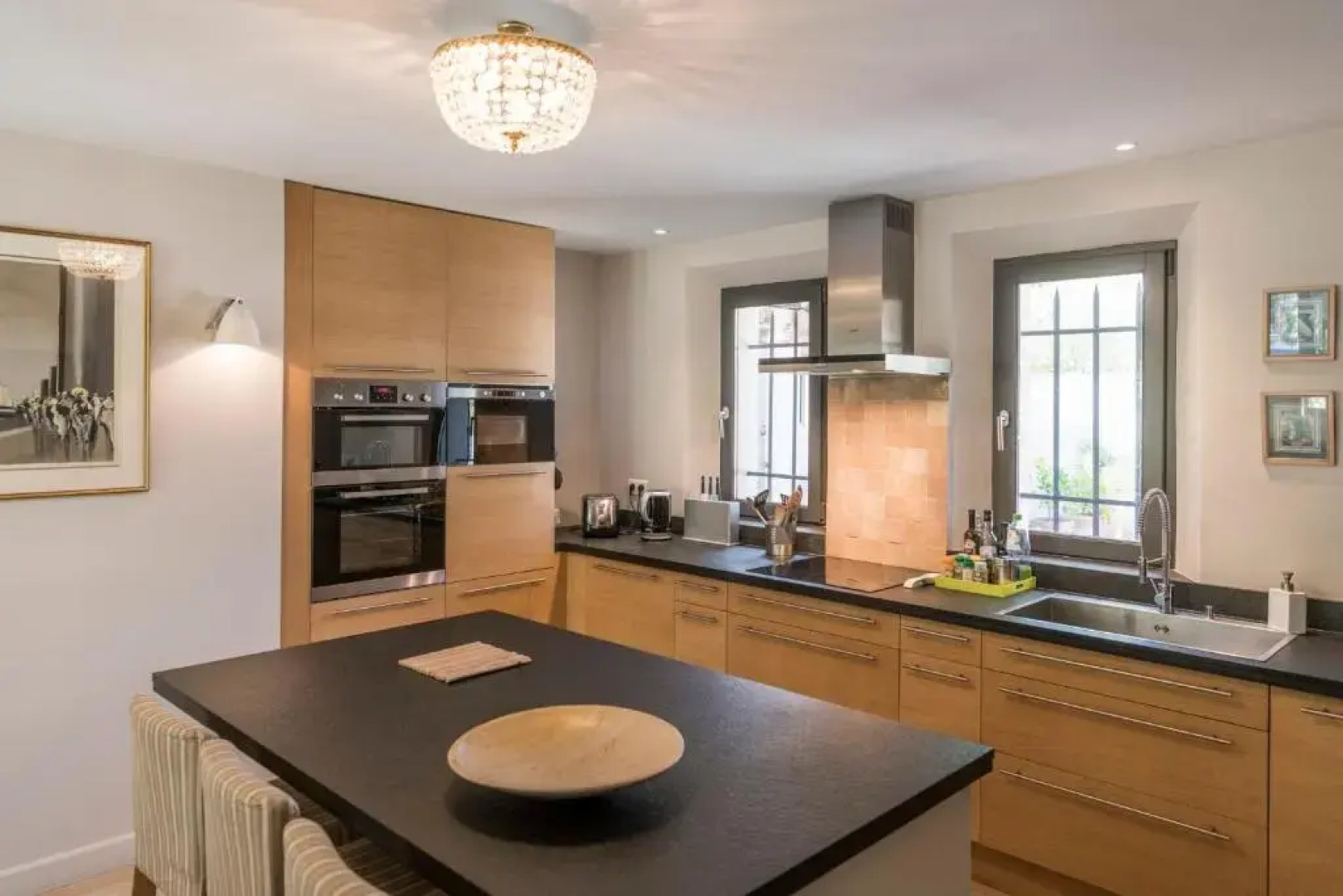 Bâtisse provençale avec piscine privée au coeur du Luberon et du village de Lourmarin, 10 personnes LS2-385 NOUVIAGE