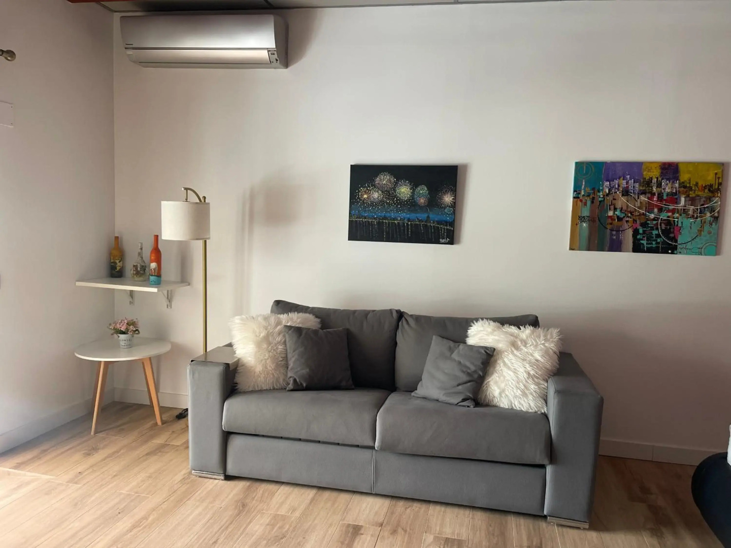 Habitación con cama extra doble más sofa cama apta hasta para 4 personas con baño privado