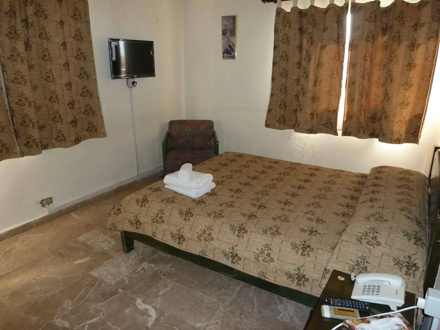 Holiday Suites Hotel And Beach