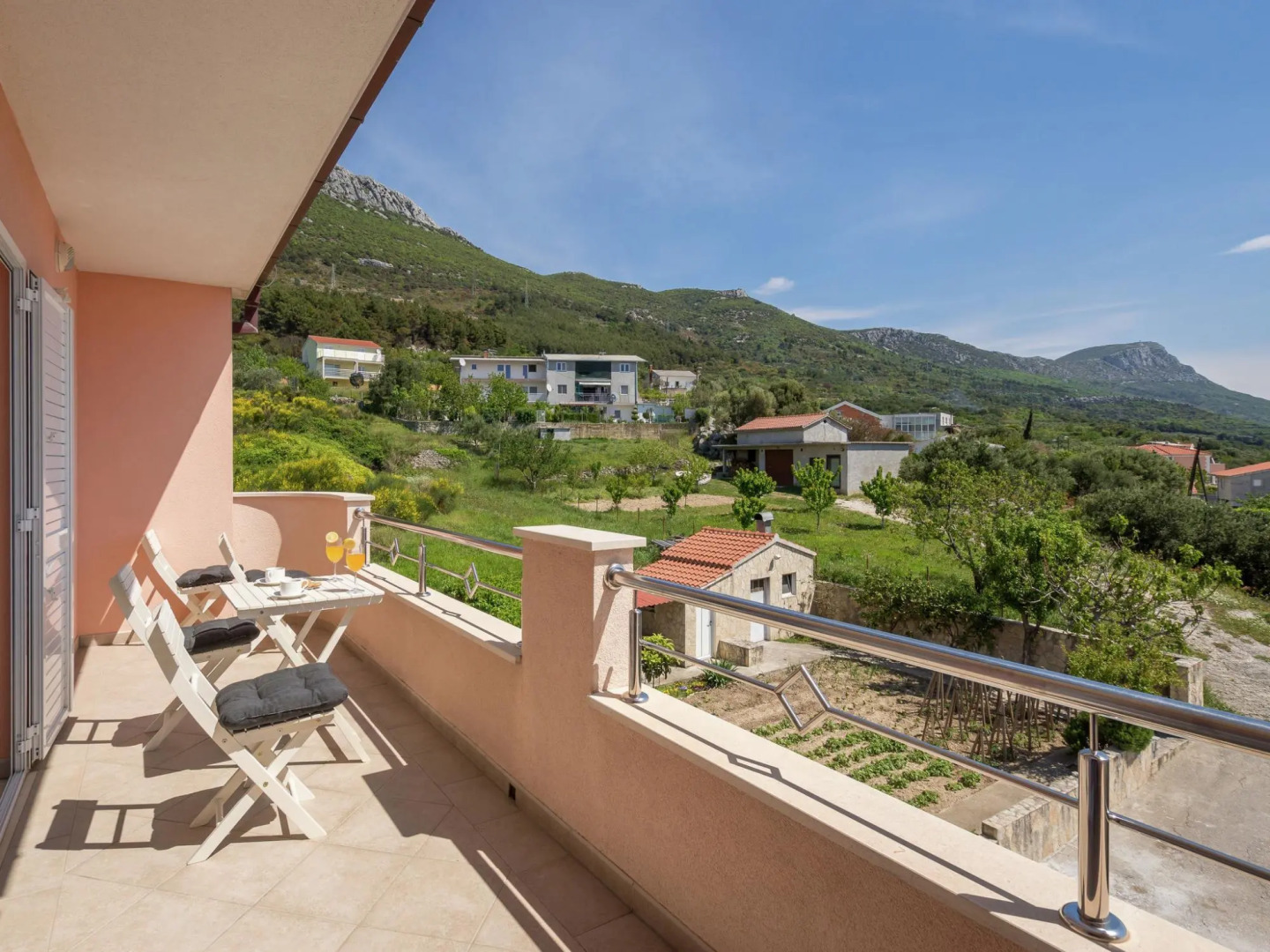 Sea-view Retreat, Kastel