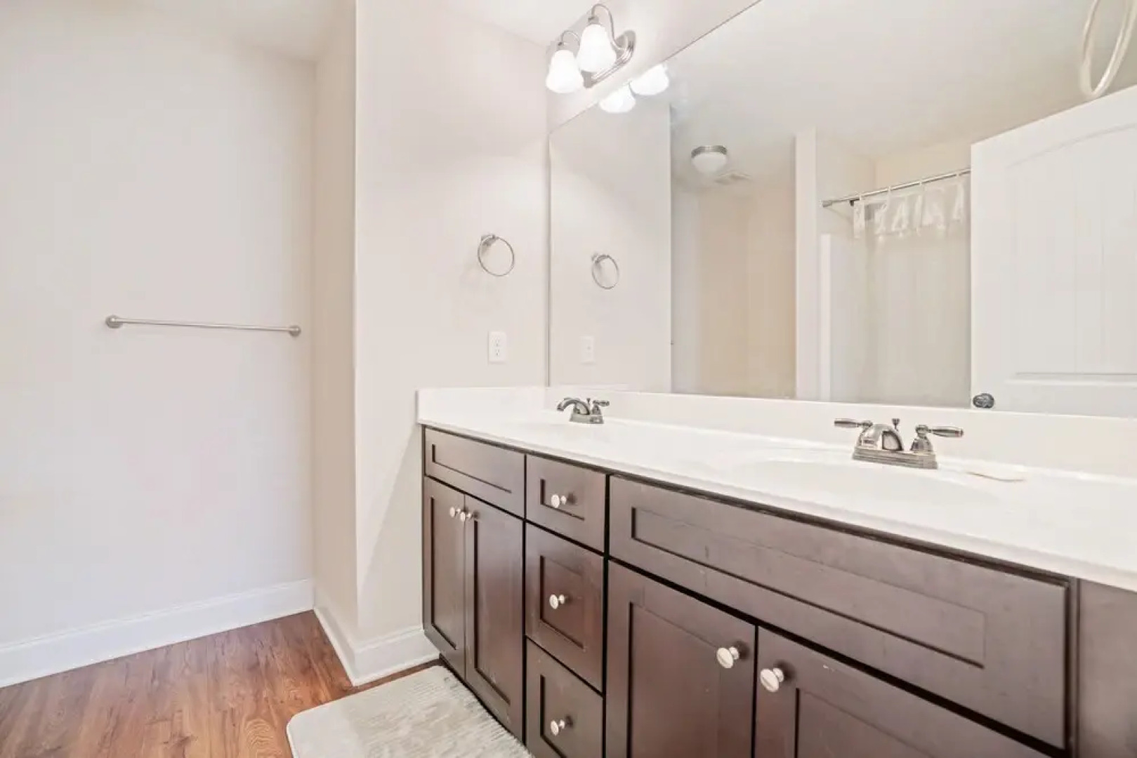 Good Vibes Only - Perfect Home In Quiet Residential Area With Work/study Space 4 Bedroom Townhouse by Redawning