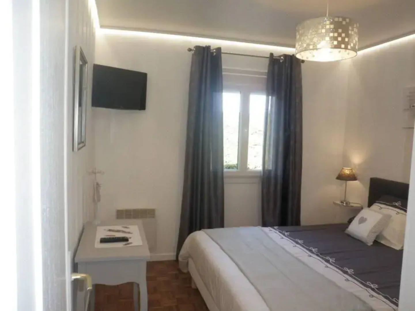 Attractive, detached holiday home, situated at only 300 m from the sea and the sandy beach.