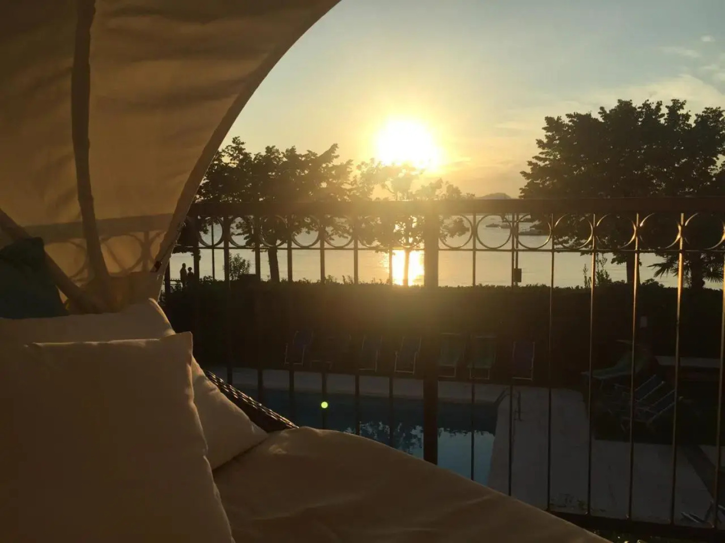 Front Lake Studio with Loft Bed and Pool