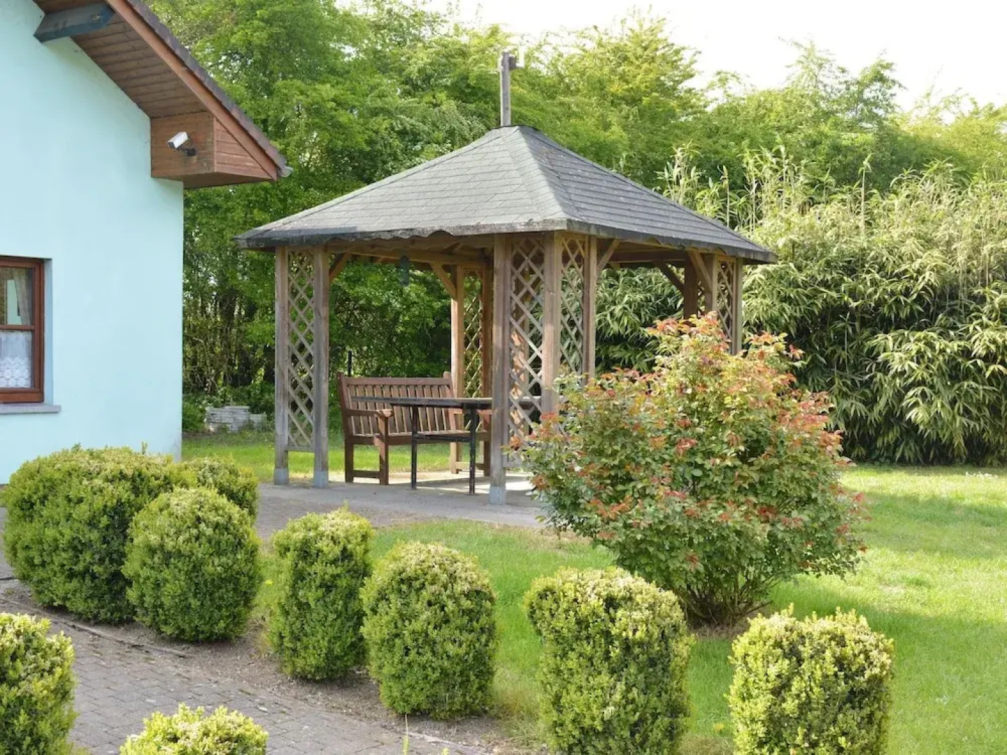 Quaint Chalet in Hannut with a Pond