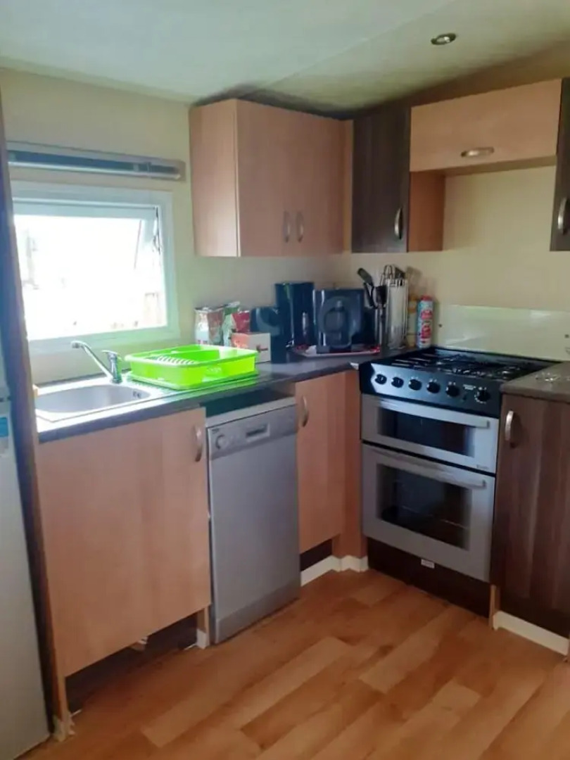 Bungalow with 4 Bedrooms in la Tremblade, with Pool Access And Furnished Terrace - 1 Km From the Beach