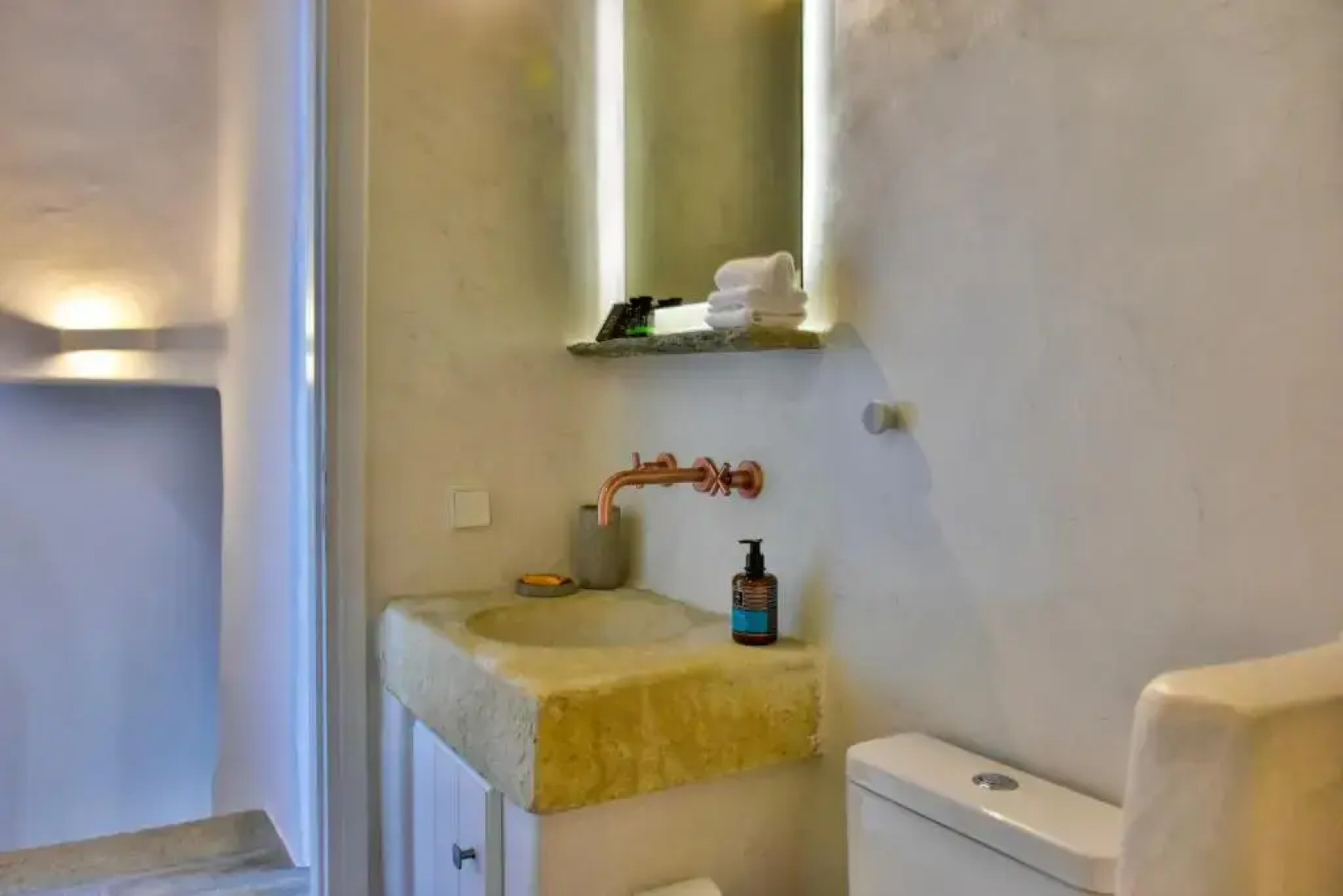 Living Theros Luxury Suites