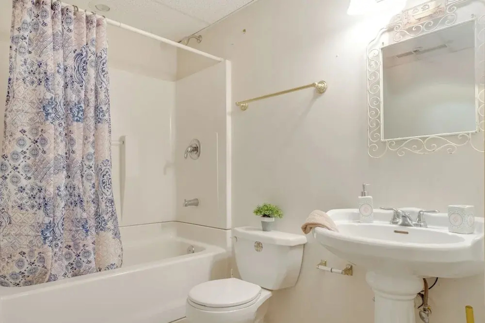 Private Hot Tub & Game Room: Cleveland Getaway