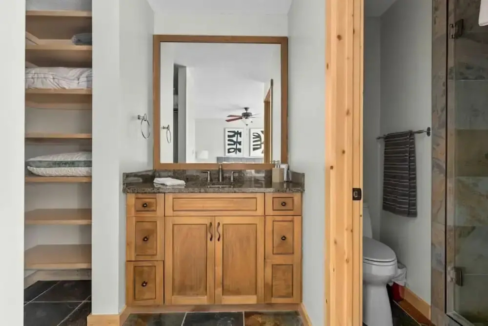 SPACIOUS 3,000 sq2 Luxury Home | PRIVATE Pool & Hot Tub | STEPS to Kinsmen Beach