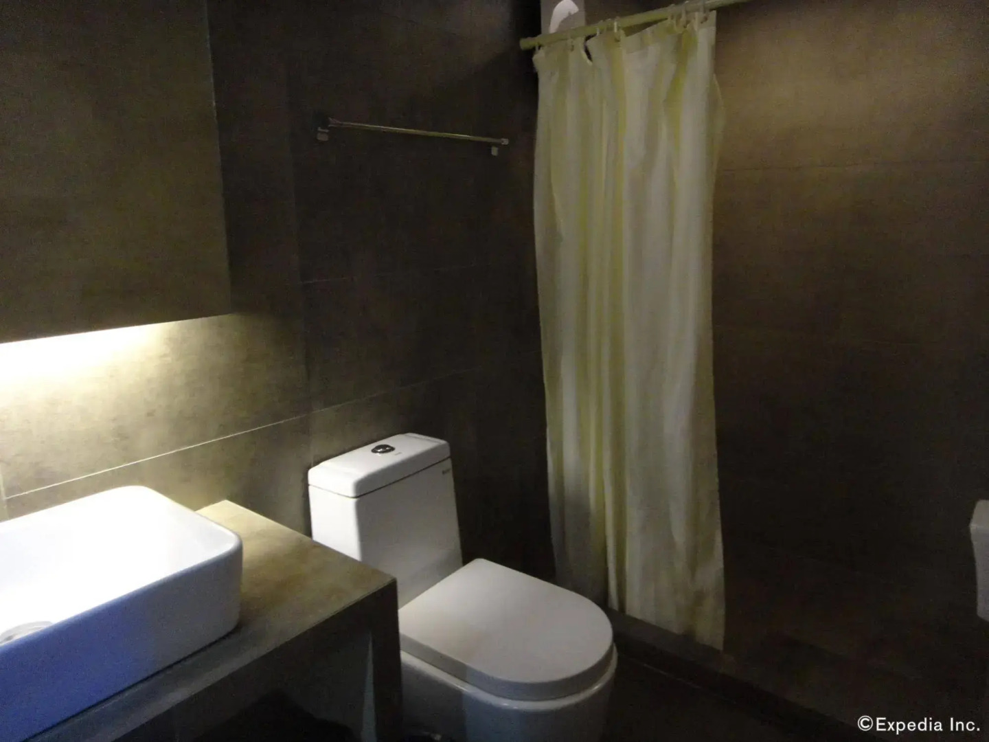 RedDoorz @ Grand Apartelle Hernan Cortes Cebu