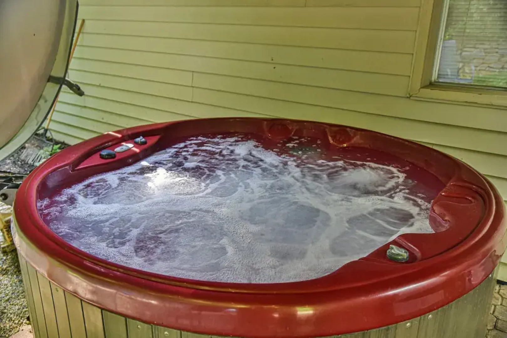 Pinners Compound- 4 BR hot tub fire pit