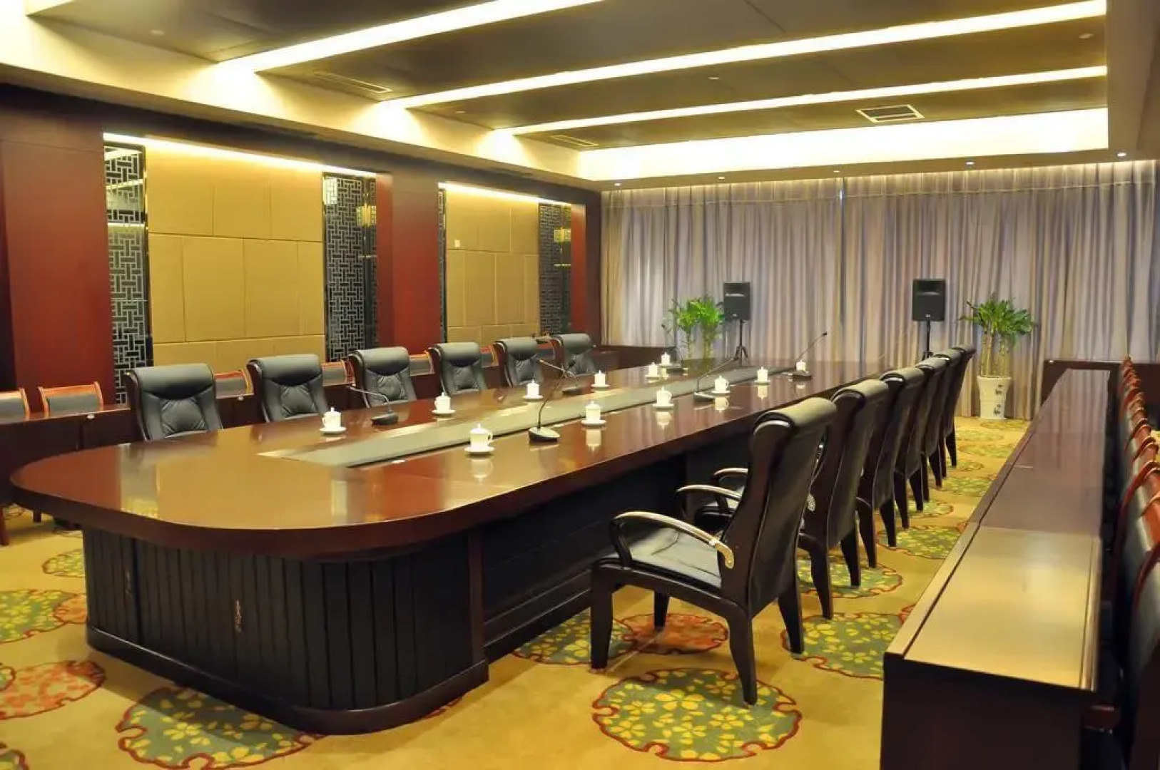 JingHang Holiday Hotel