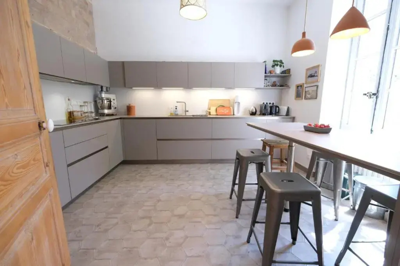 LS6-359 CASTEU Très belle Maison de maitre en plein cœur du village de Barbentane, proche d'Avignon, 12 couchages