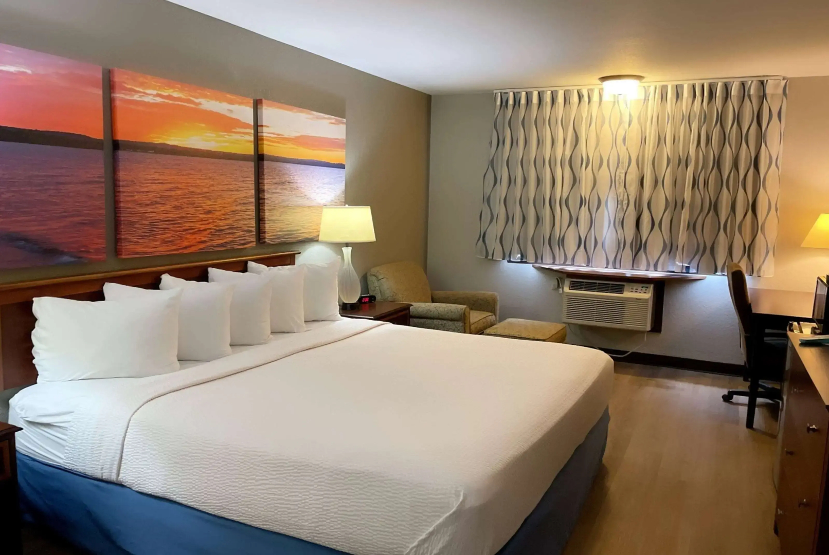 Days Inn & Suites by Wyndham Stevens Point