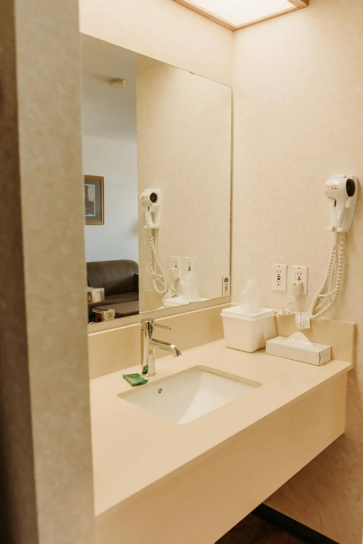 Lakeview Inn & Suites - Fort St. John