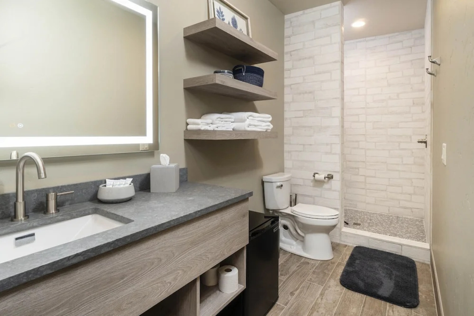 Ski Inn Taphouse Hotel