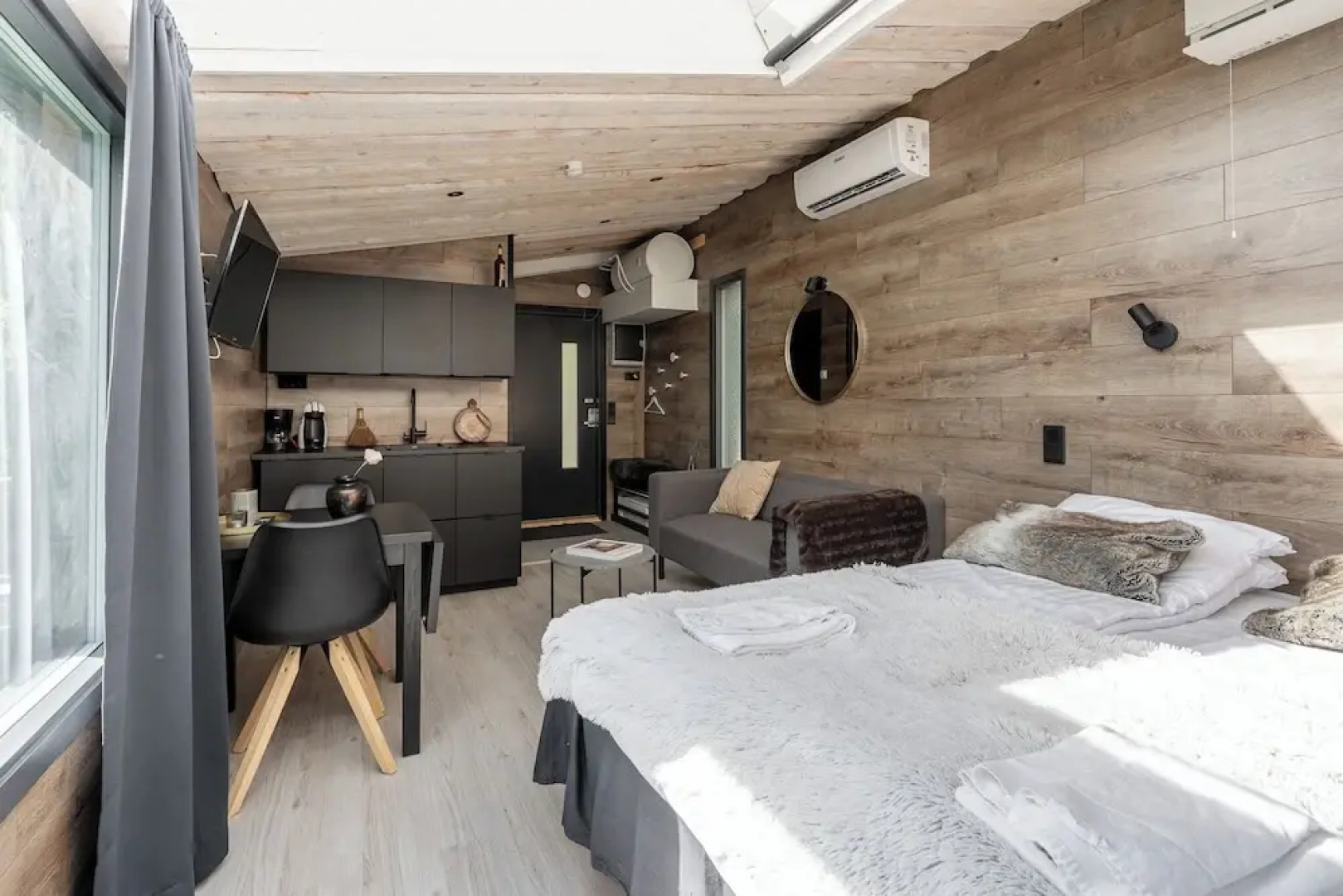 Private & Cozy Suite with lake views