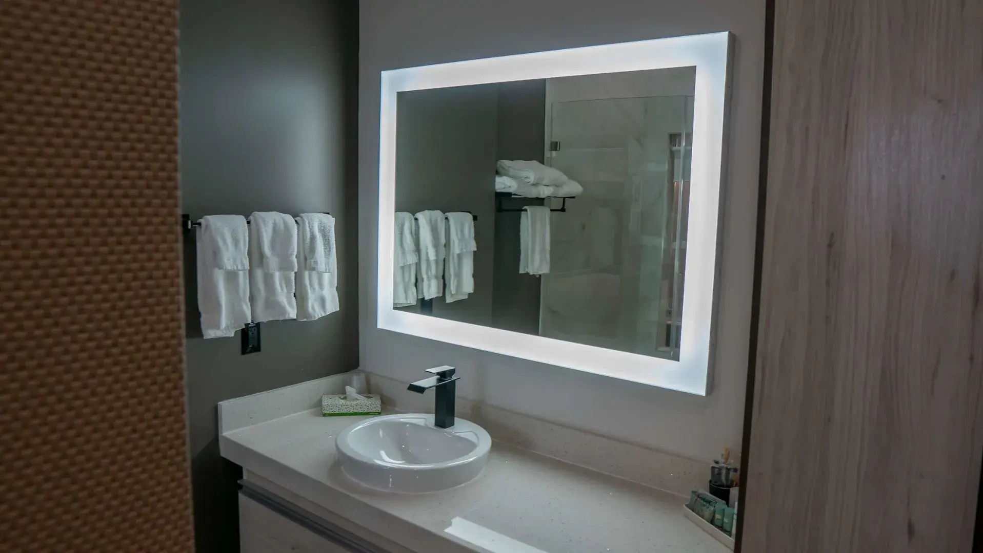 Comfeeni Inn and Suites