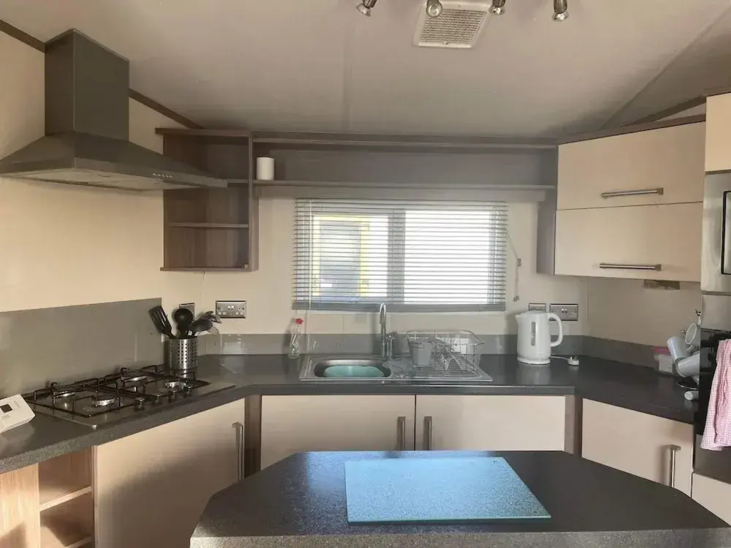 Pets Stay Free 8 Berth lux van Heacham Beach