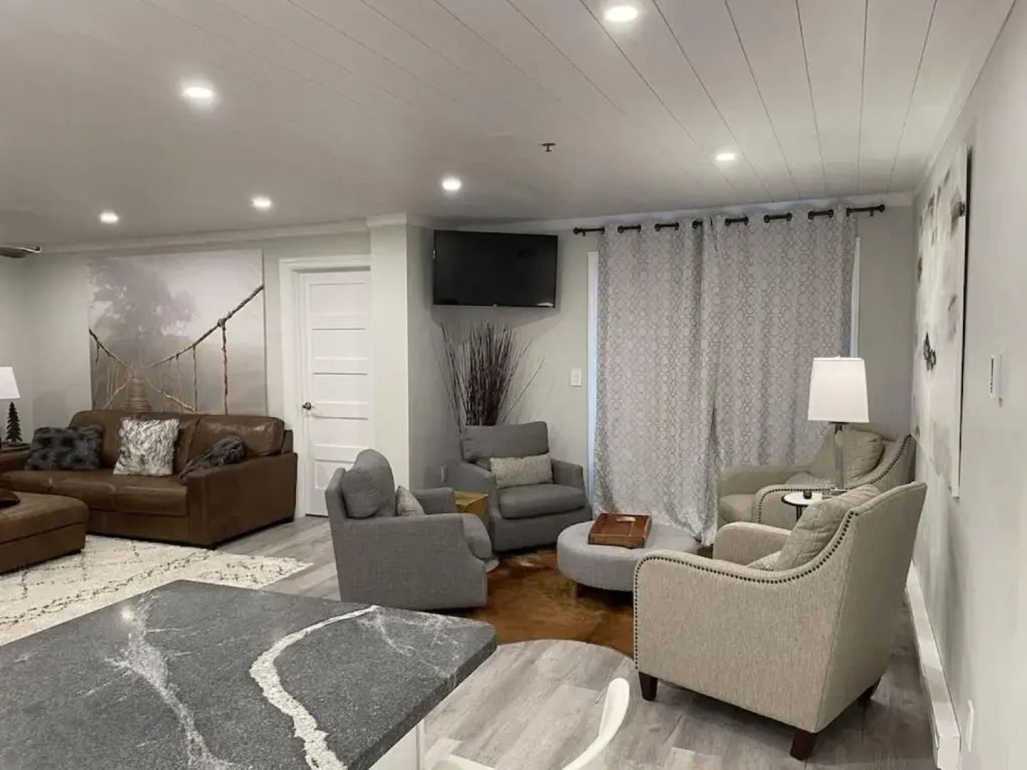 Newly renovated 4 bedroom condo. Short 150 yard walk to ski lift. Hot tubs.