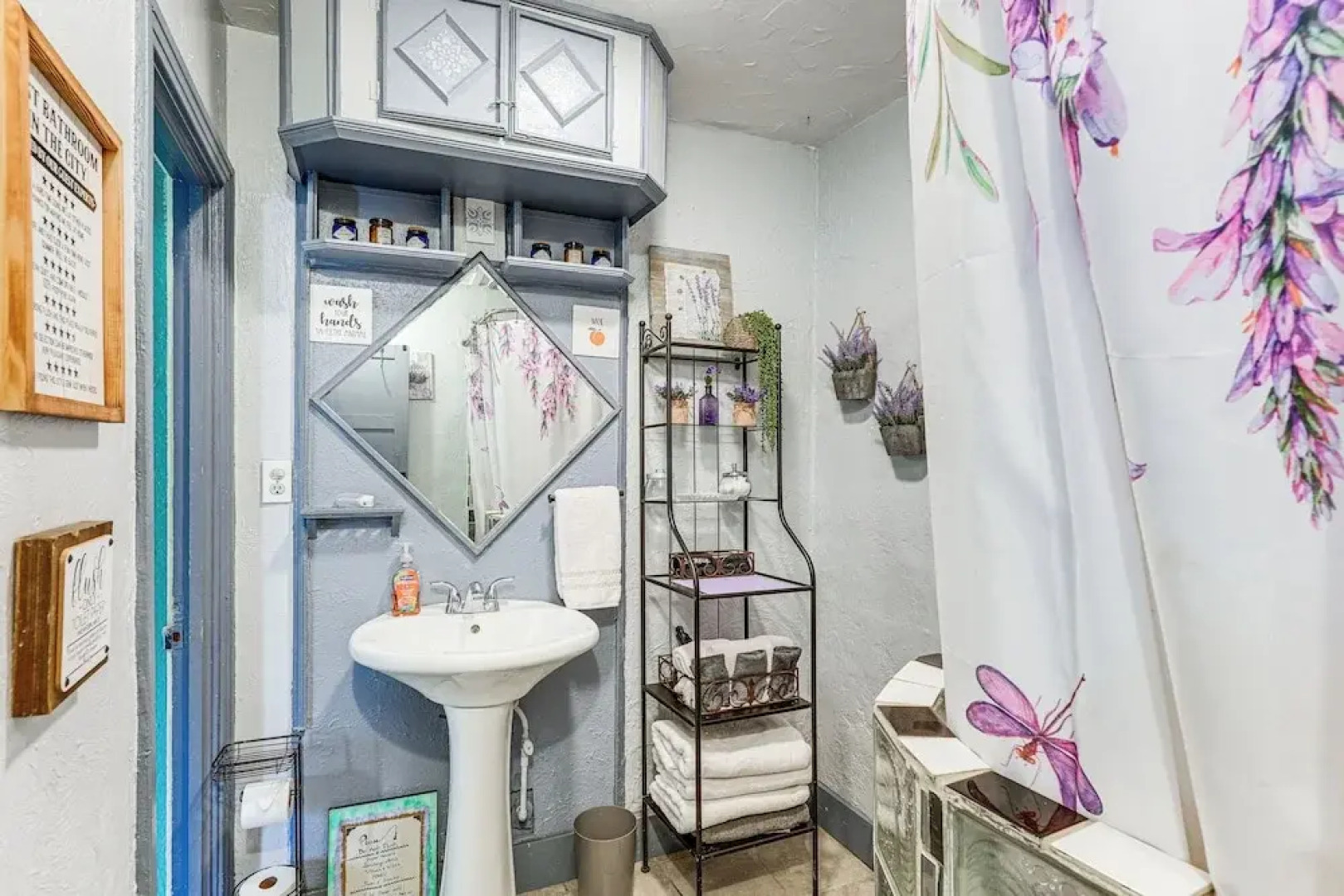 Near Tampa Attractions: Boho Bungalow on 20 Acres!