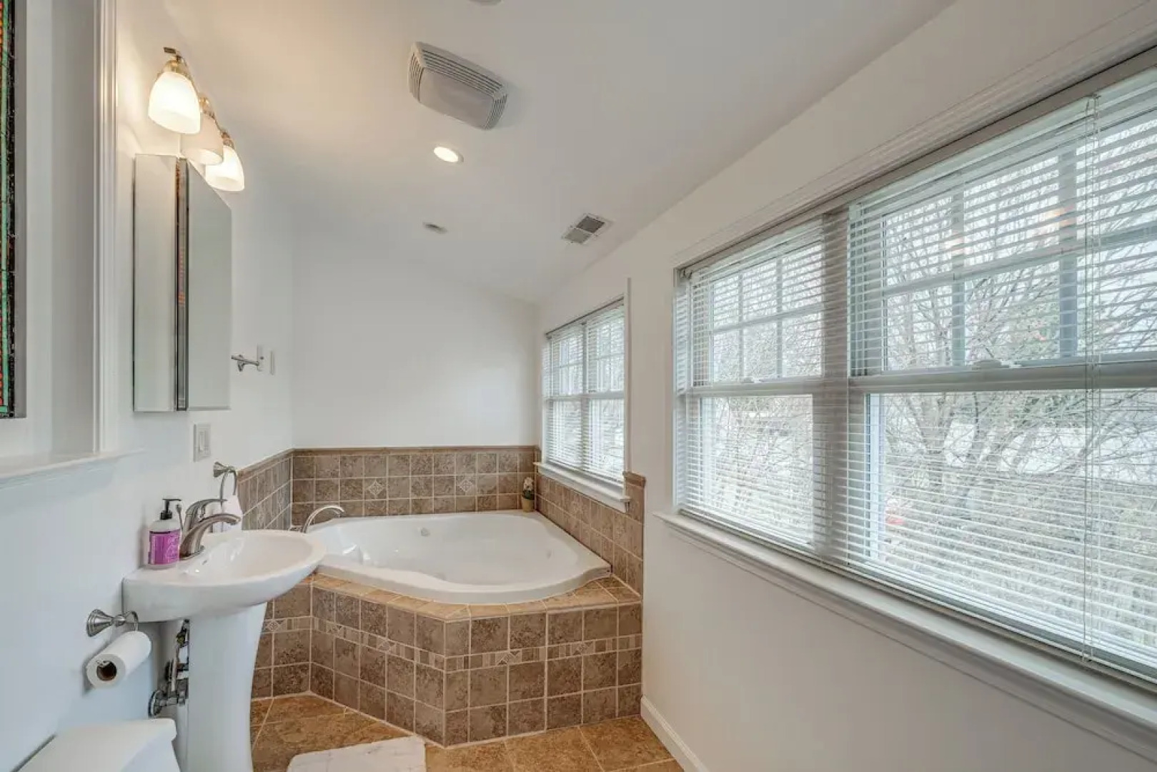 < 3 Mi to Dtwn Roanoke: Inviting Unit w/ Balcony
