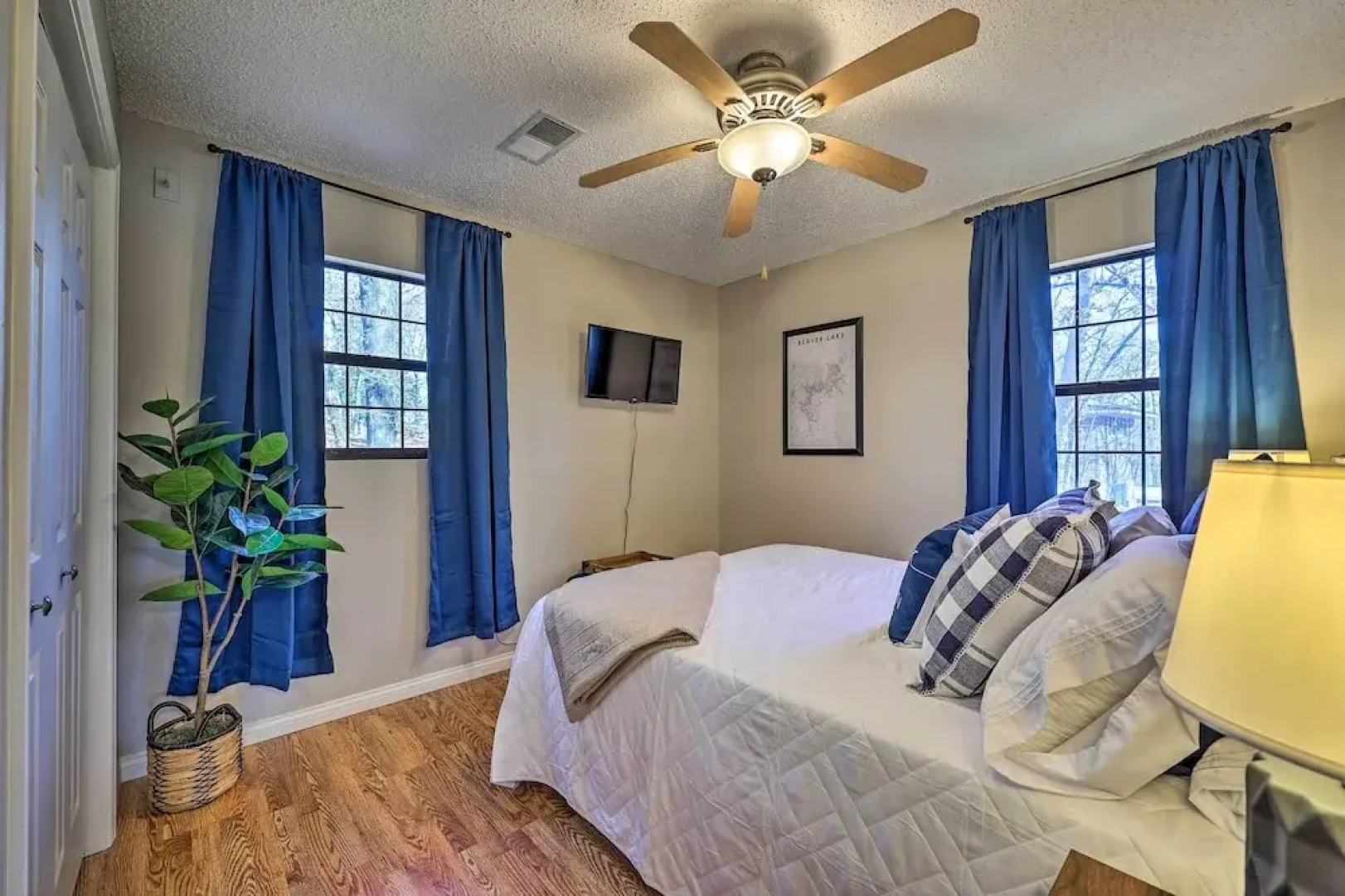 Cozy Beaver Lake Cabin w/ Waterfront View & Kayaks