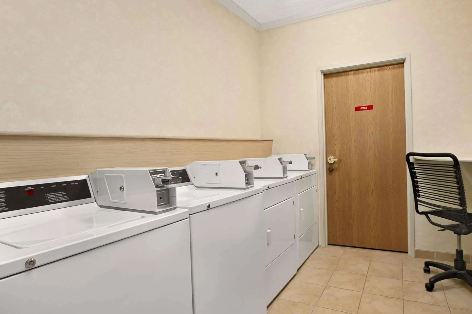 Howard Johnson Hotel & Suites by Wyndham Vancouver