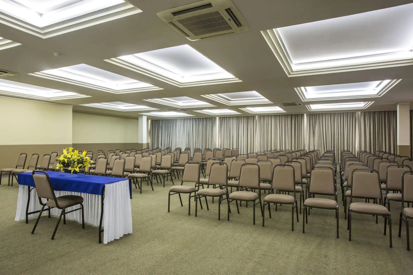 Astron Suítes São José dos Pinhais by Nobile