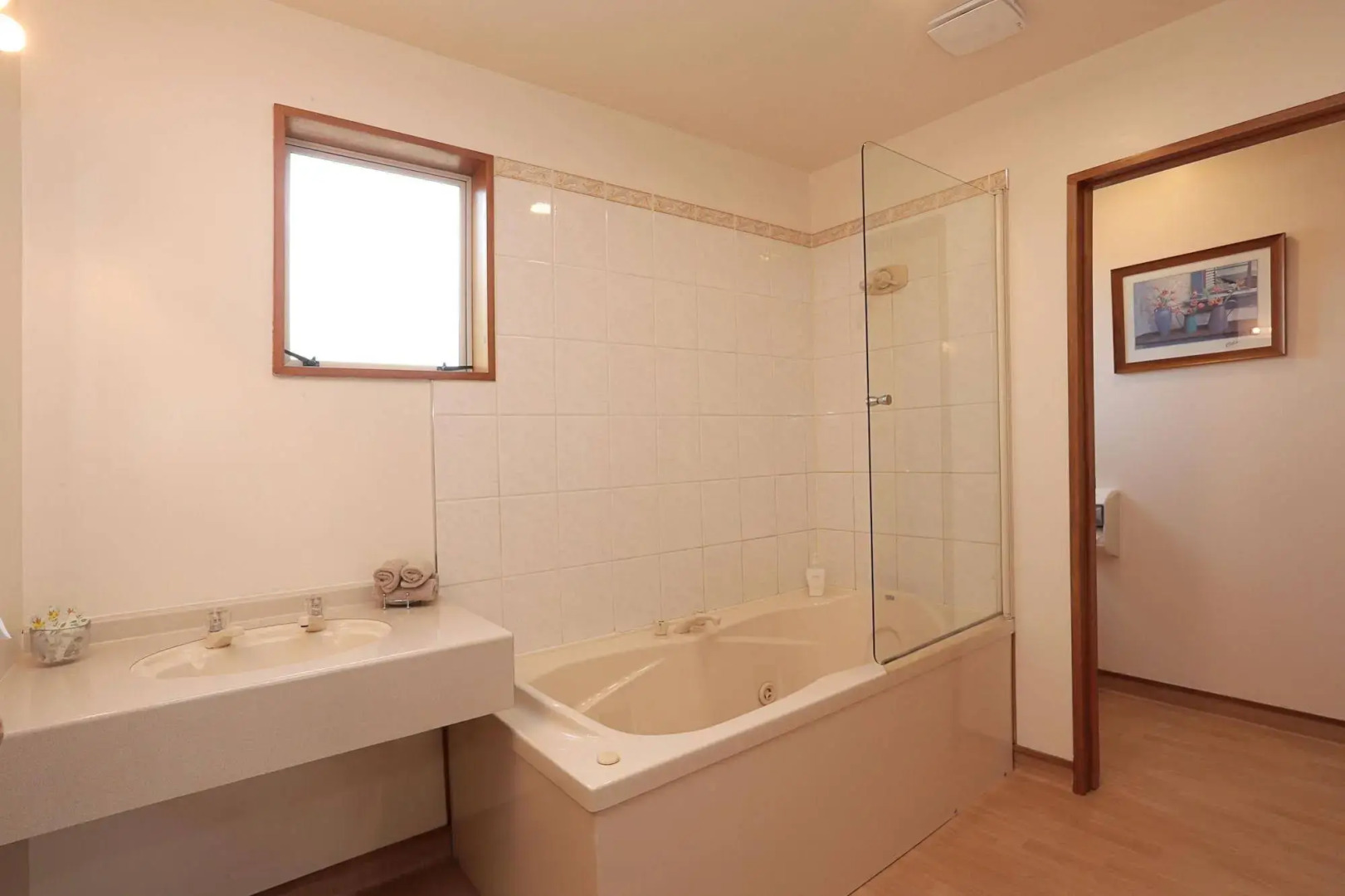 Admiral Court Motel & Apartments