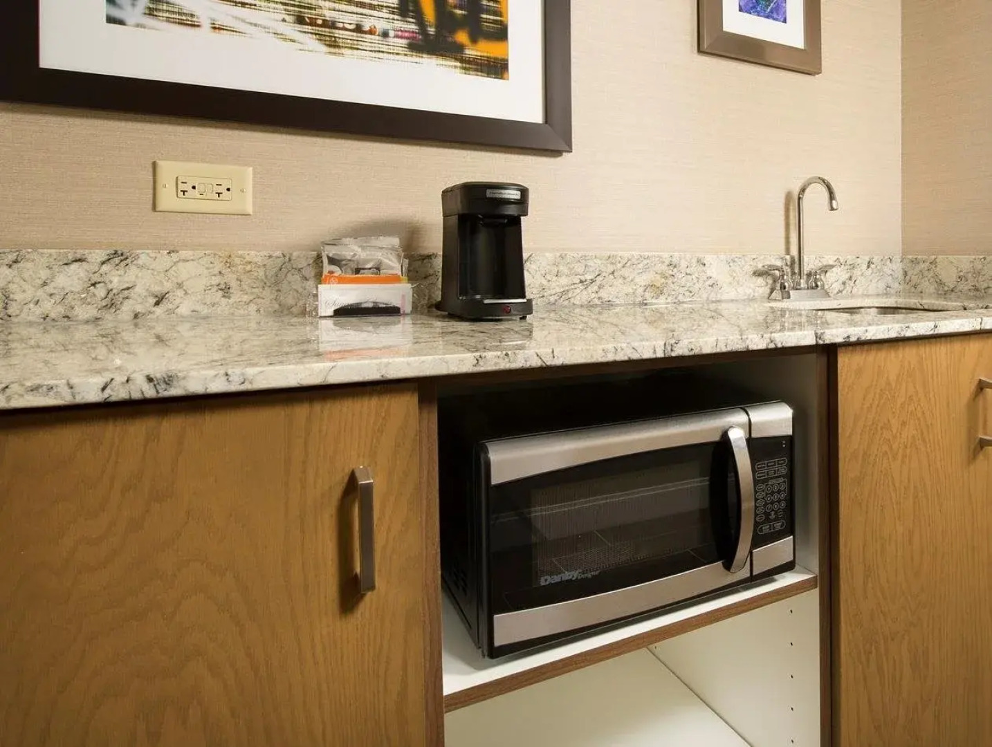 Hampton Inn & Suites Syracuse/Carrier Circle