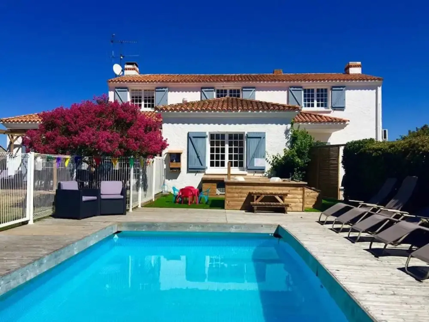 6 Bedrooms, Ideal for Multi-generation Families, 5 Reviews, Near Sandy Beaches