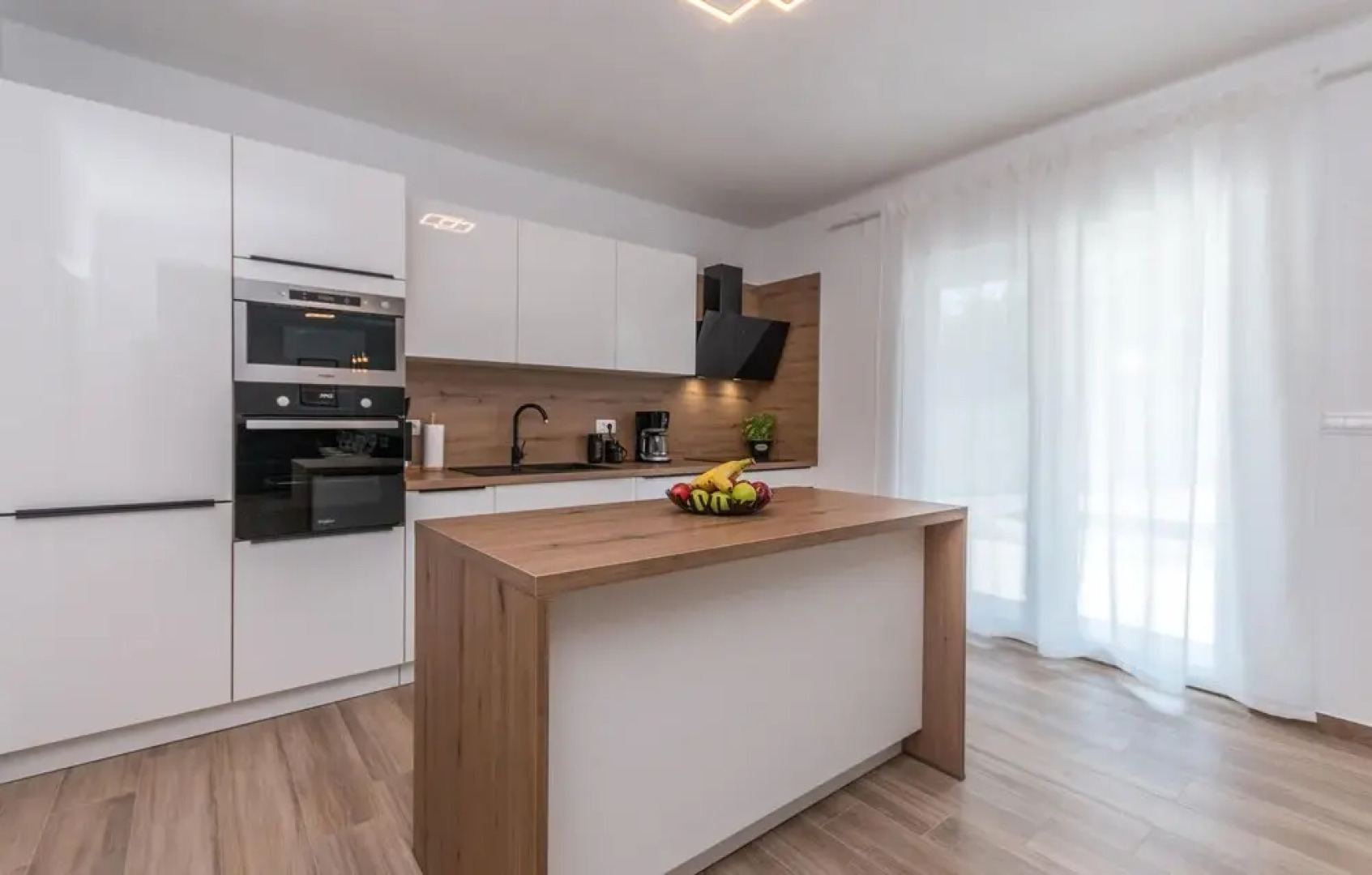 Stunning Home in Donje Rastane With Wifi, 4 Bedrooms and Outdoor Swimming Pool