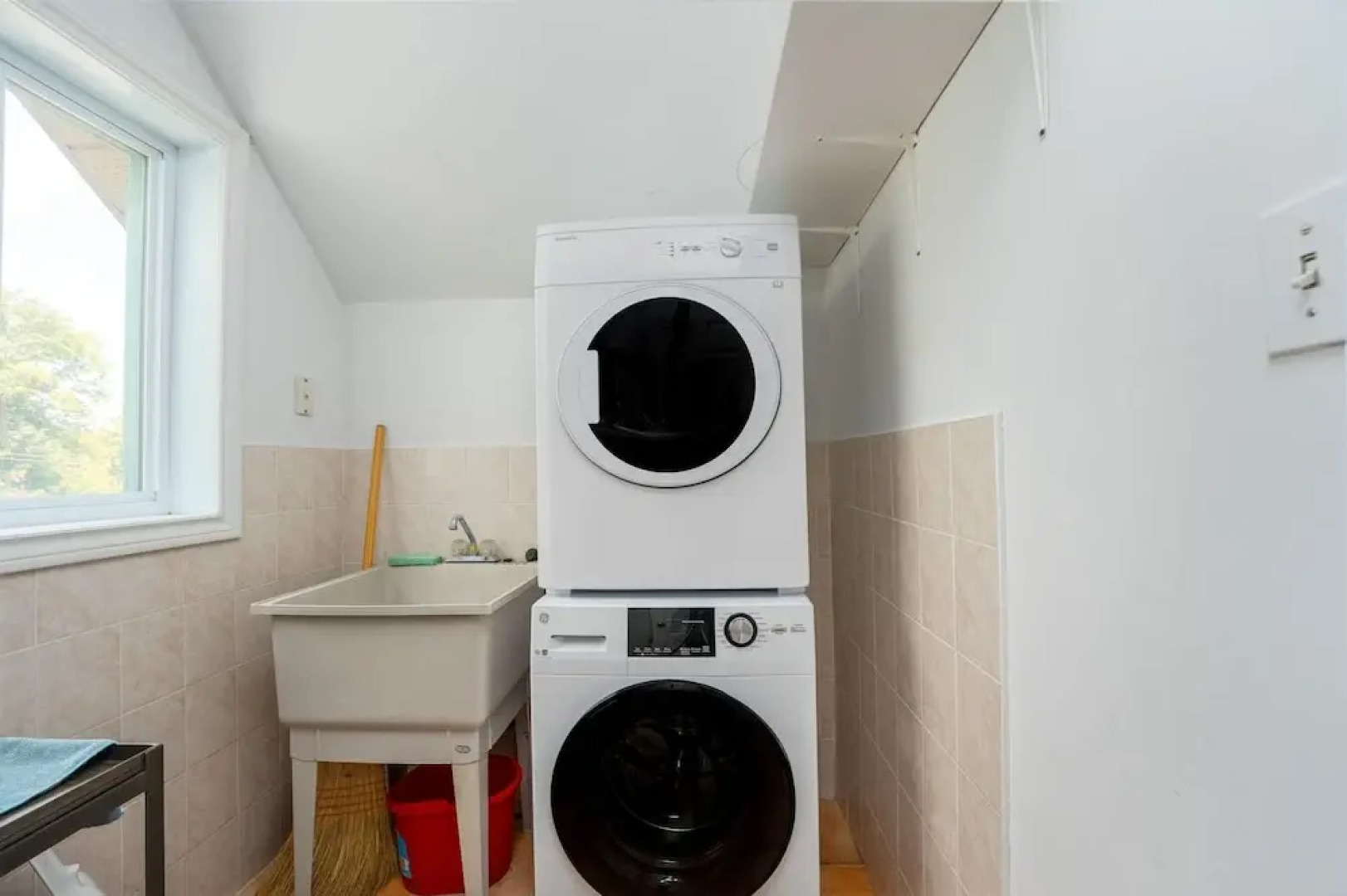Private 2bdrm Unit With Ensuite Laundry - U5A