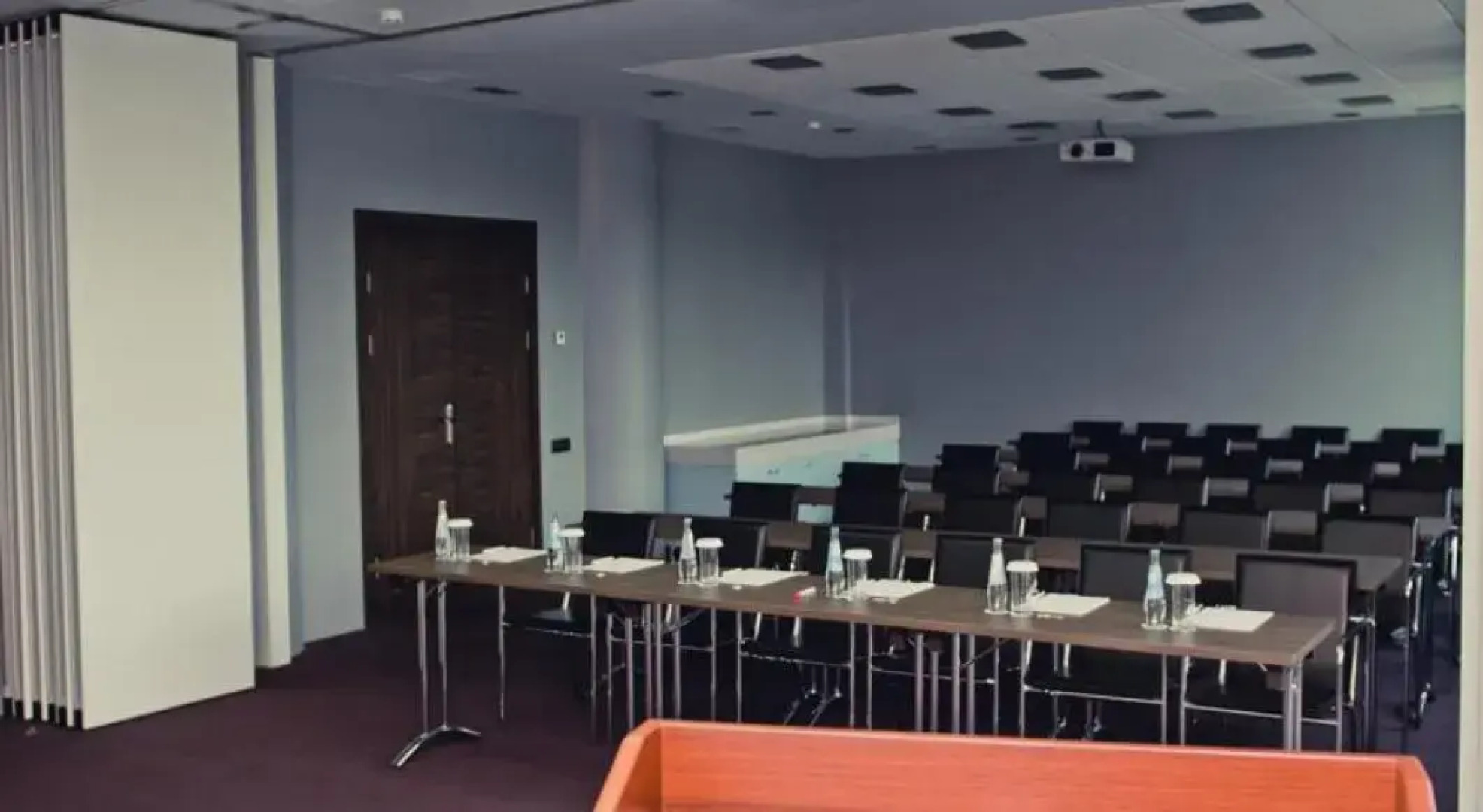 Отель Chirag Plaza Hotel & Business Center