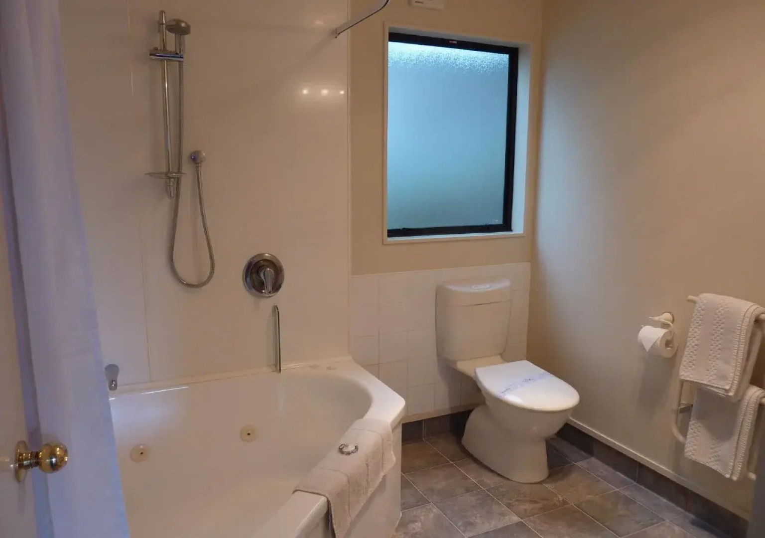 Bk's Pohutukawa Lodge