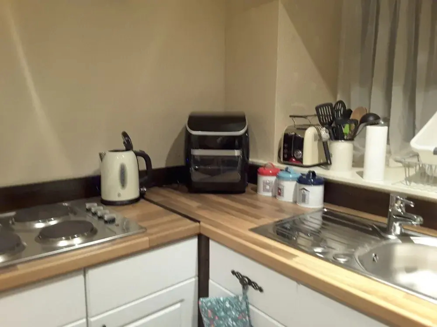 2 Bed Apartment 2 Mins Walk Away From the Beach!