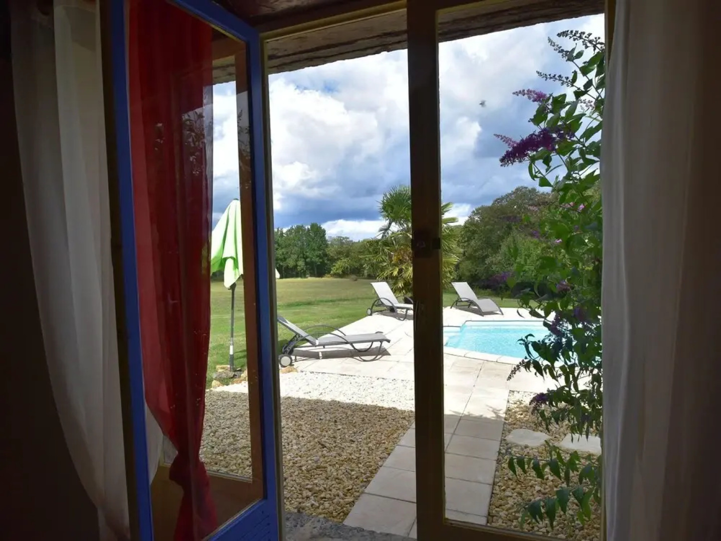 Luxurious Holiday Home with Swimming Pool in Meyrals