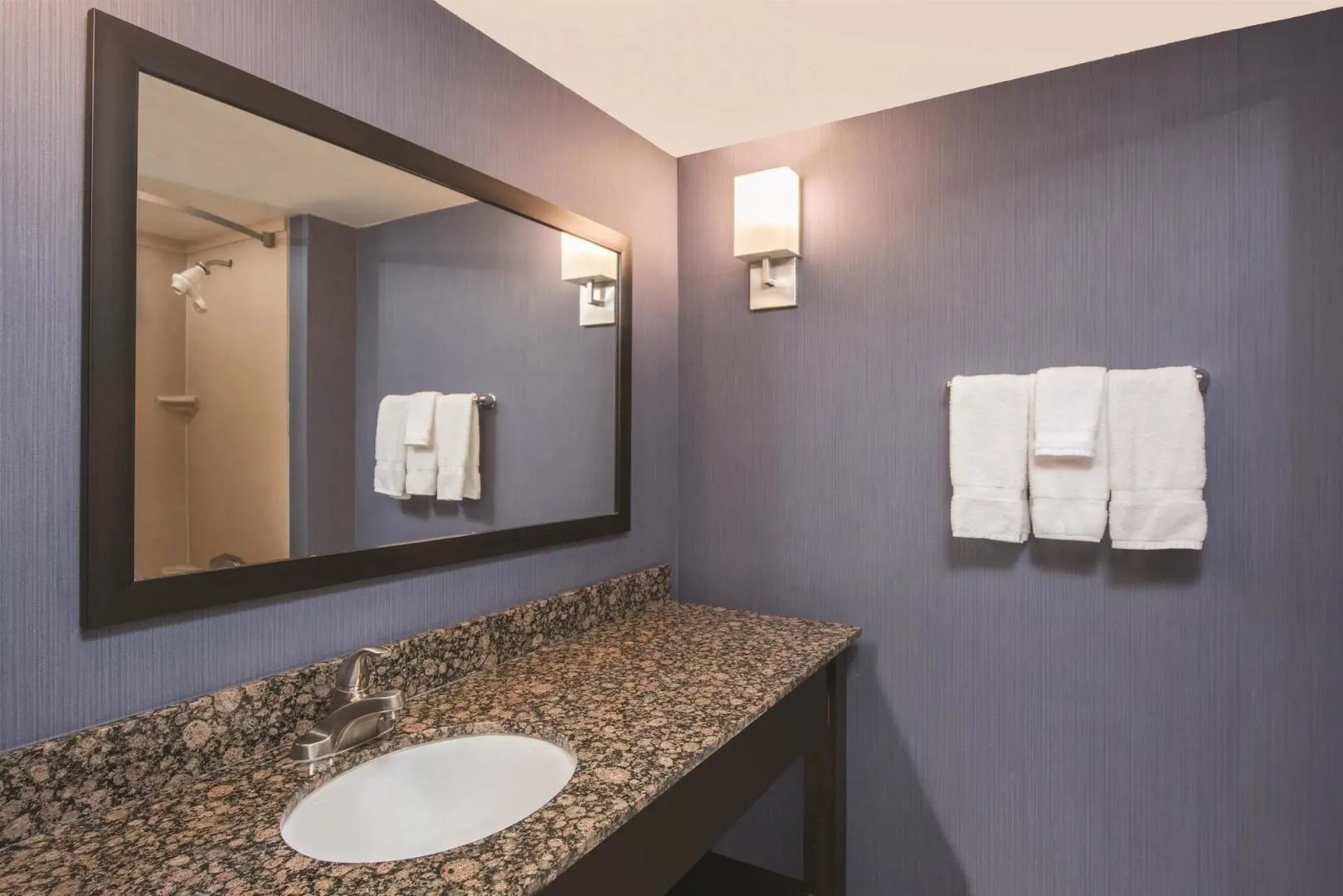 La Quinta Inn & Suites St. Louis Airport - Riverport
