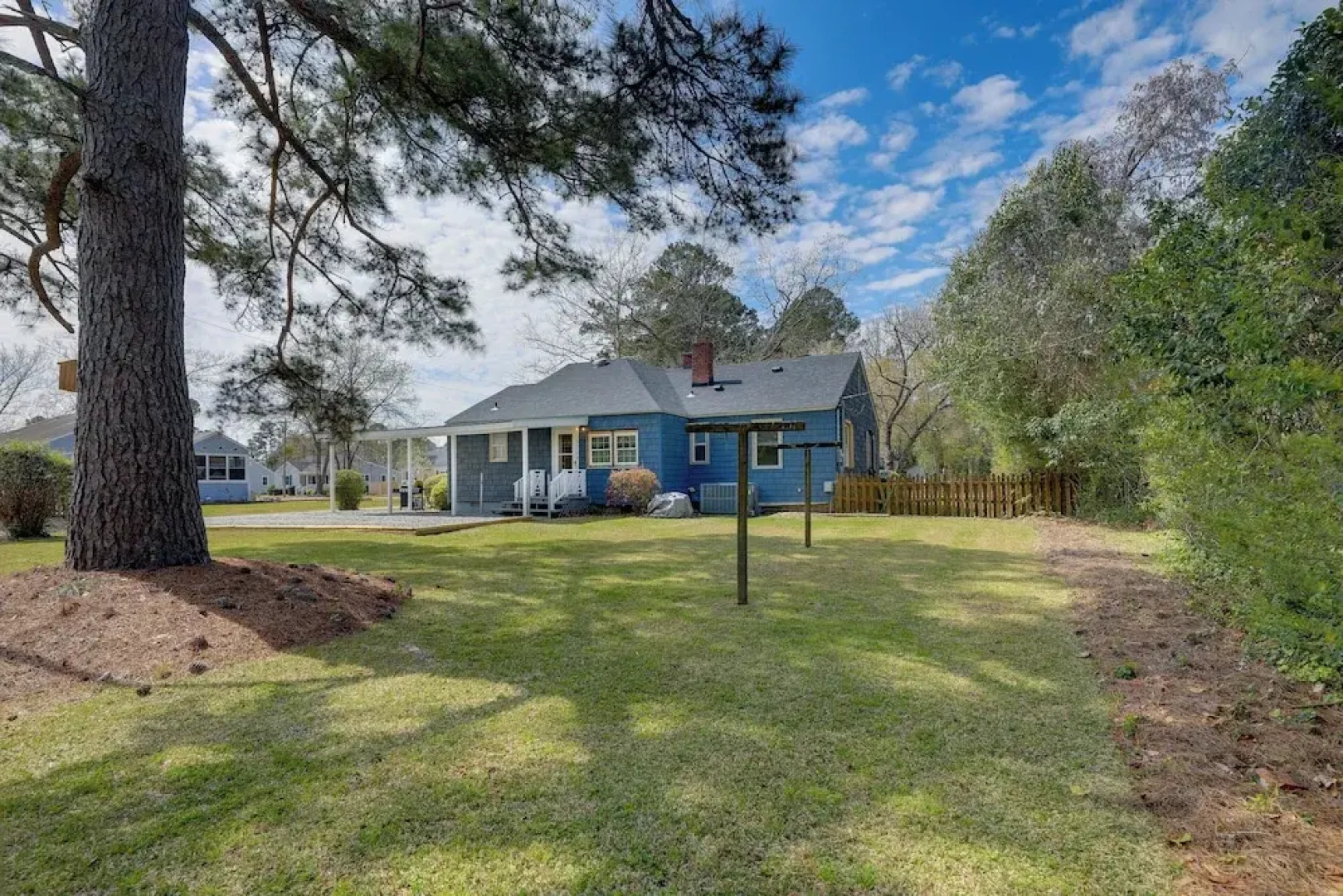 Charming New Bern Cottage w/ Grill & Fire Pit!