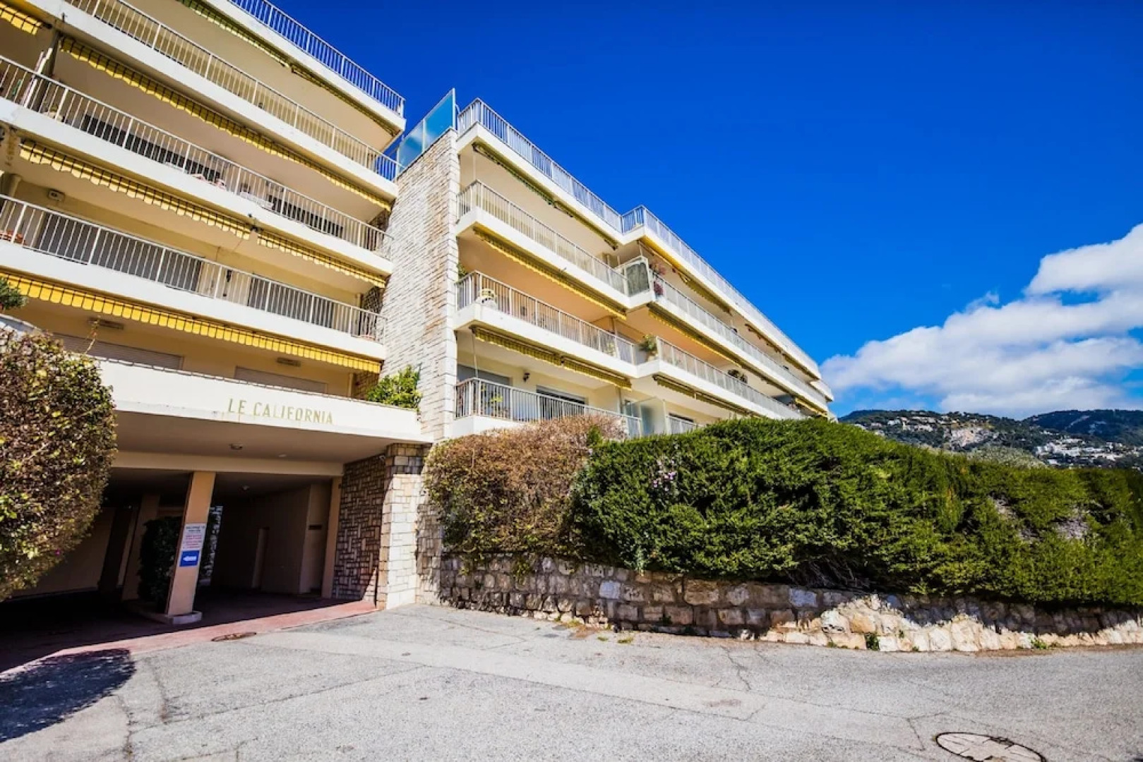 Le California AP1008