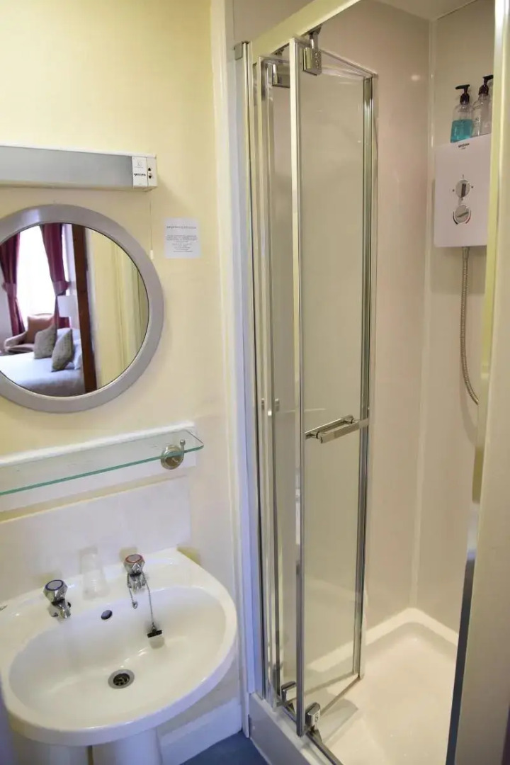 Corran House Guest House & Hostel