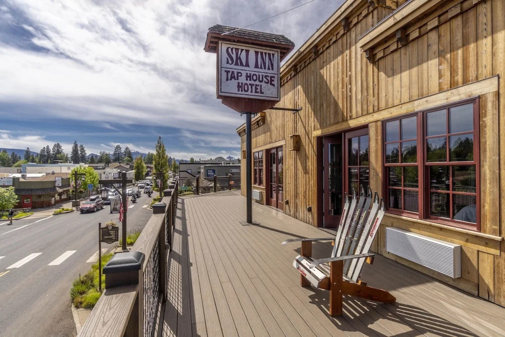 Ski Inn Taphouse Hotel