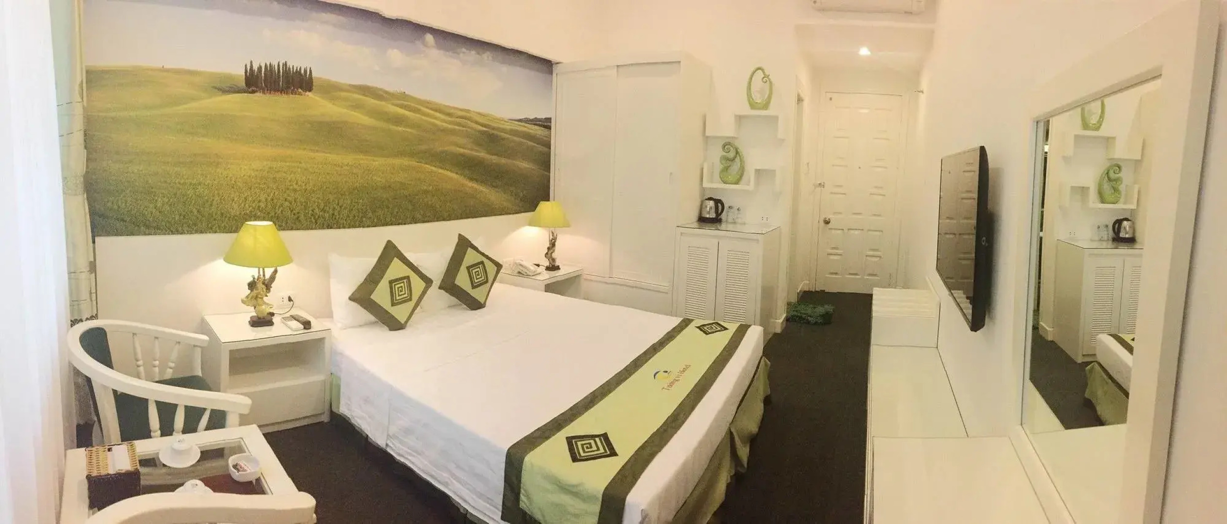 Khach San Tuong Vi - Van Cao